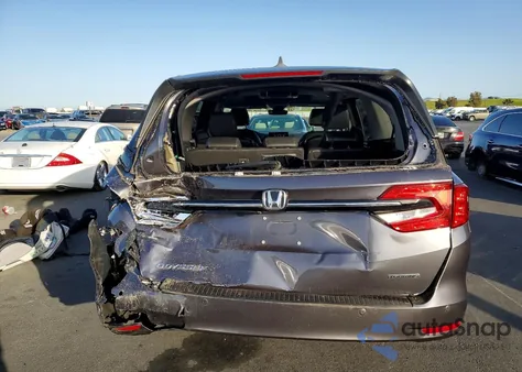 2022 Honda Odyssey Touring z USA, uszkodzony, nr VIN 5FNRL6H87NB067828